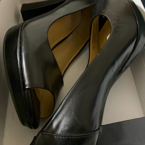 New Naturalizer Leather Shoes with thick heel and sole, very nice pair of shoes! - Picture 3 of 4